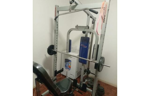 Máquina para treino de costas, braços e mais