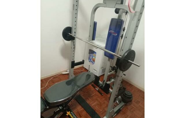 Máquina para treino de costas, braços e mais