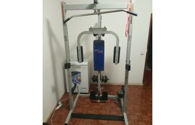 Máquina para treino de costas, braços e mais