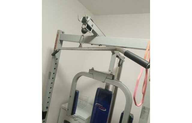 Máquina para treino de costas, braços e mais