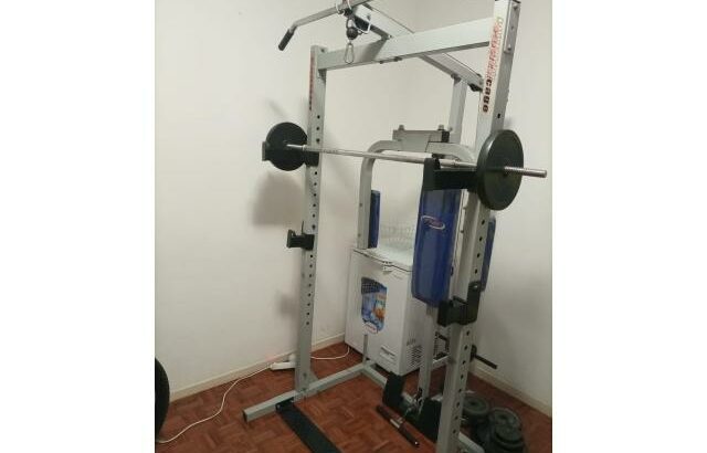 Máquina para treino de costas, braços e mais