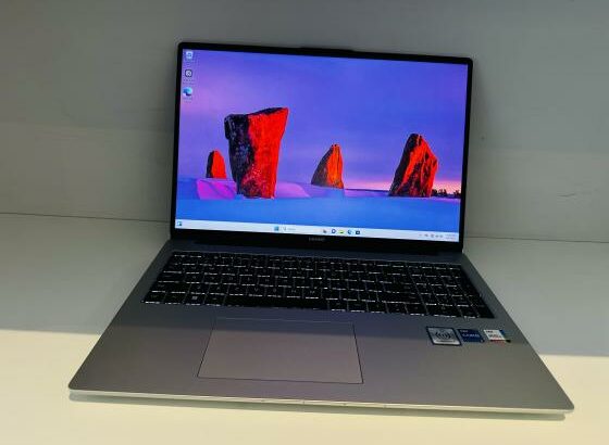 Huawei MateBook D16 Metálico Intel Core i7-12700H 12 TH Generarion (20CPUs) , 2.30GHZ , 16 GB DDR5 SDRAM , 512 GB SSD NVMe,Intel Íris Xe Graphics , 15