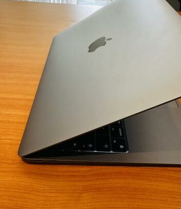 MacBook Air M1 2020 Retina Display  13.3 inch  Apple M1  8 GB RAM 256 GB SSD Space Gray  Preço: 47.500.00MT