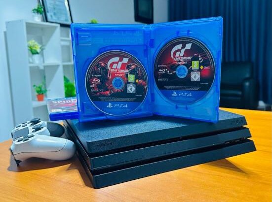 Ps4 pro com 2 Joys e 7 jogos