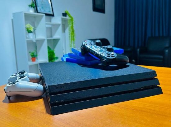 Ps4 pro com 2 Joys e 7 jogos