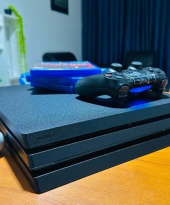 Ps4 pro com 2 Joys e 7 jogos