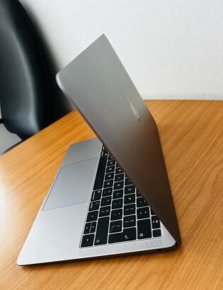 SEMI-NOVO MacBook Air Retina Display 13-Inch 2019 1.6GHZ Intel core I5 8GB 2133MHZ  , 128  GB SSD ,intel UHD Graphis 617 1536MB Preço :45.000.00MT