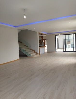 Vende-se Moradia, tipo5 no bairro da Costa do Sol Dona Alice