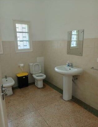 Arrenda-se moradia geminada tipo 4 na Sommershield, Av.  Mao Tse Tung/ valentim siti, ideal para escritórios