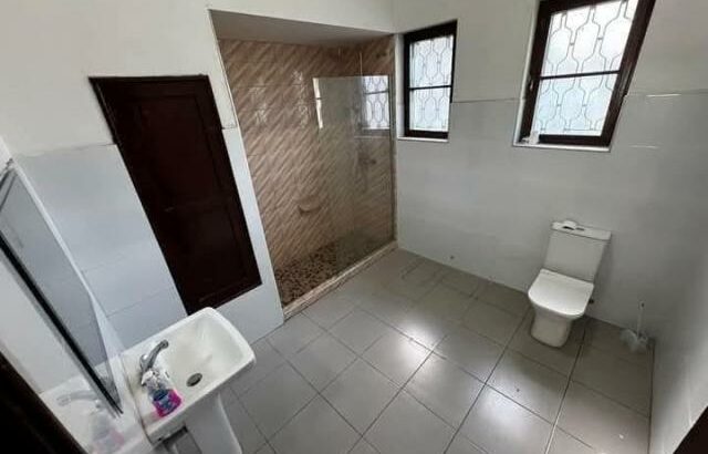 Arrenda-se uma moradia tipo 3+2 na mão TSE tung esquina com a Valentim city