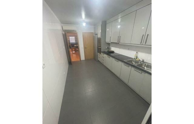 Arrenda-se um apartamento tipo 3 sem mobília no condomínio IMOINVEST