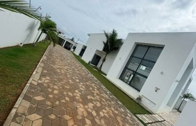 Arrenda-se uma moradia tipo 4 com piscina e jardim no Mapulene