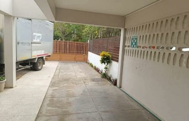 Vende-se uma moradia tipo 4 na sommershield 1