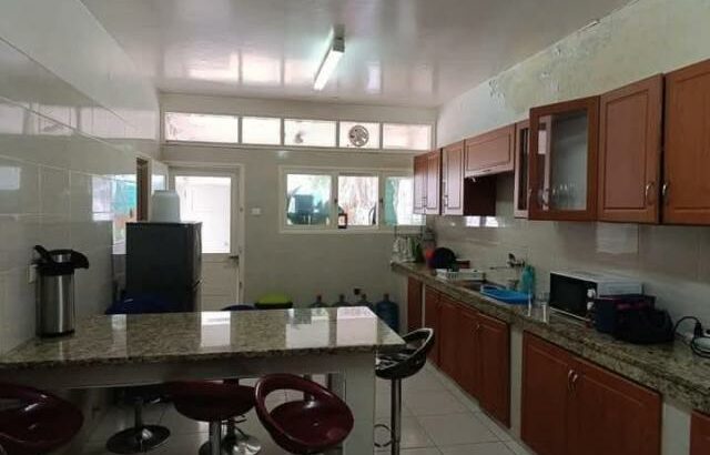 Vende-se uma moradia tipo 4 na sommershield 1