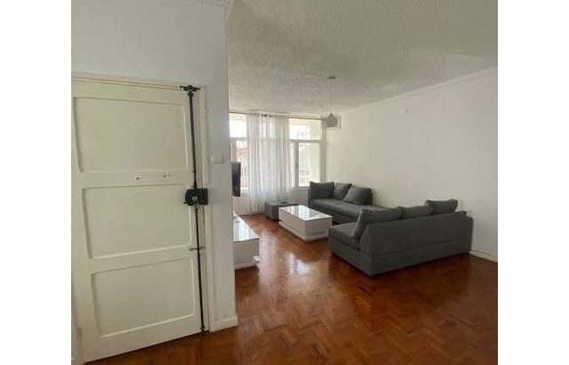 Vende-se um apartamento tipo 3 no 3 andar num prédio curto no museu