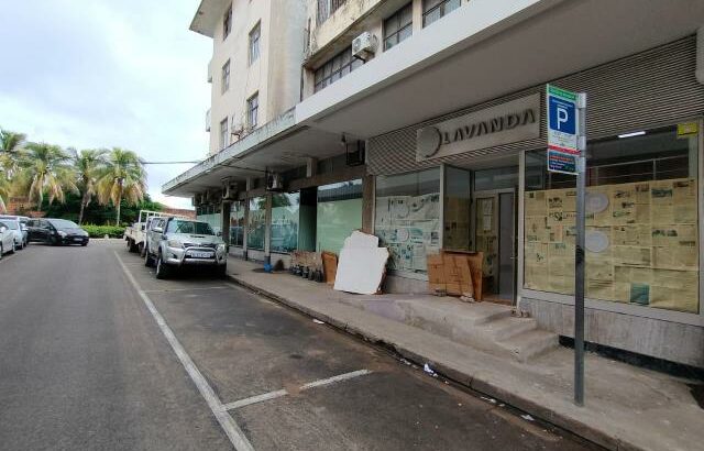 Arrenda-se loja na loja sobre loja na Baixa