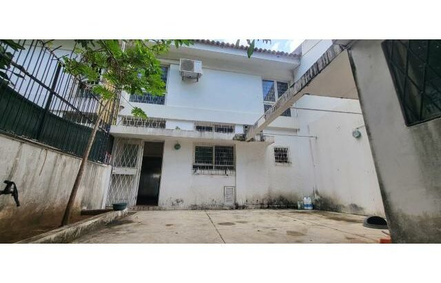 VENDE-SE MORADIA DUPLEX T4 NO BAIRRO DA COOP, RUA DA FRANÇA.