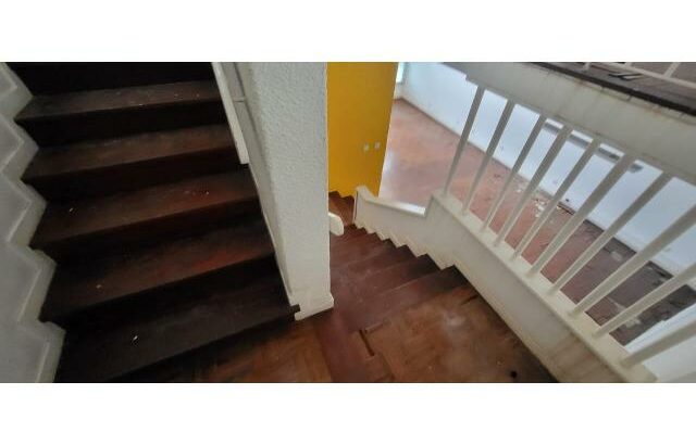 VENDE-SE MORADIA DUPLEX T4 NO BAIRRO DA COOP, RUA DA FRANÇA.