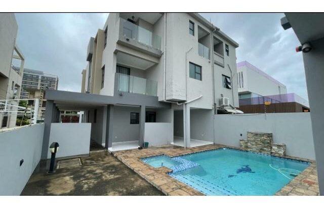 Arrenda-se Luxuosa Moradia T4 na sommerschield II, Marítimo