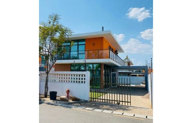 Vende se e arrenda se luxuosa moradia no bairro da costa do sol triunfo