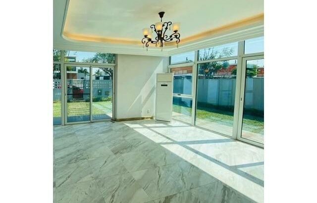 Vende-se Luxuosa Moradia T3 no condomínio vila sol 2