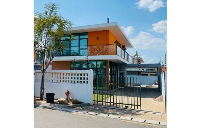 Vende-se Luxuosa Moradia T3 no condomínio vila sol 2