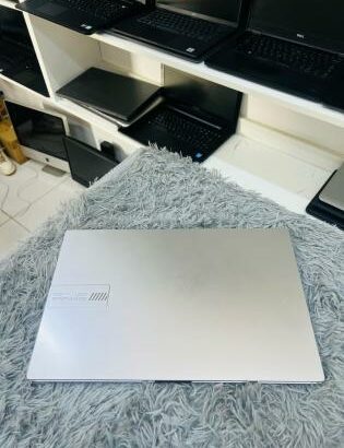 ASUS Vivobook Go 15 OLED AMD Ryzen 5 7520U 13th 8GB RAM 512GB SSD