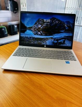 HP Lap Top  15-fd0xxx Notebook PC Limpinho como Novo Intel Core i5-1334U(12 CPUs) 1.3GHZ 13 th Gen , 8 GB DDR5 SDRAM , 512 GB SSD NVMe, Display 15.6 F