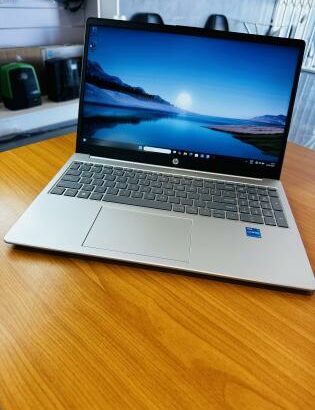 HP Lap Top  15-fd0xxx Notebook PC Limpinho como Novo Intel Core i5-1334U(12 CPUs) 1.3GHZ 13 th Gen , 8 GB DDR5 SDRAM , 512 GB SSD NVMe, Display 15.6 F