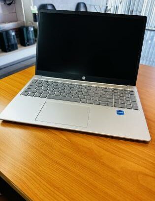 HP Lap Top  15-fd0xxx Notebook PC Limpinho como Novo Intel Core i5-1334U(12 CPUs) 1.3GHZ 13 th Gen , 8 GB DDR5 SDRAM , 512 GB SSD NVMe, Display 15.6 F