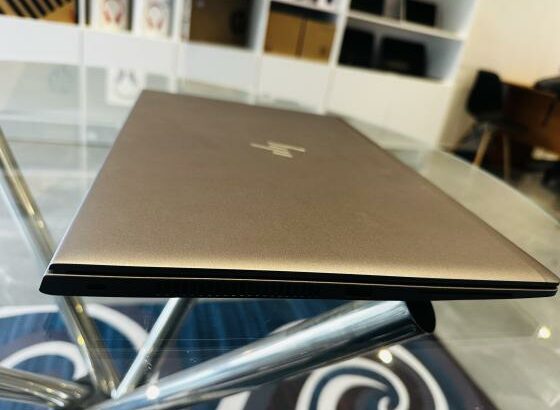 HP ZBook 15u G5 Graphical and Mobile workstation Machine  Intel Core i7-8550U 2.00 GHZ (8 CPUS )  8 GB DDR4 SDRAM , 256 GB SSD NVMe , 15.6 polegadas ,