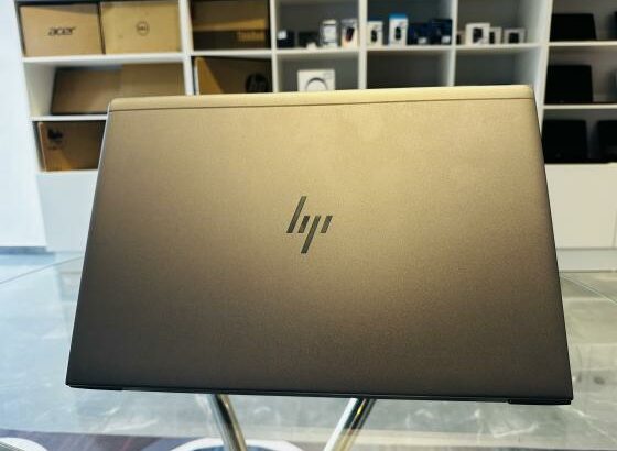 HP ZBook 15u G5 Graphical and Mobile workstation Machine  Intel Core i7-8550U 2.00 GHZ (8 CPUS )  8 GB DDR4 SDRAM , 256 GB SSD NVMe , 15.6 polegadas ,