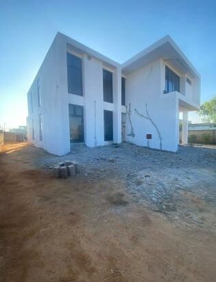 VENDE SE T4 COM 4 QUARTOS SUITES/MAPULENE