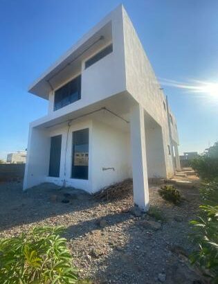 VENDE SE T4 COM 4 QUARTOS SUITES/MAPULENE