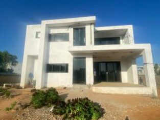 VENDE SE T4 COM 4 QUARTOS SUITES/MAPULENE