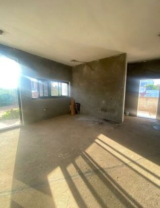 VENDE SE T4 COM 4 QUARTOS SUITES/MAPULENE