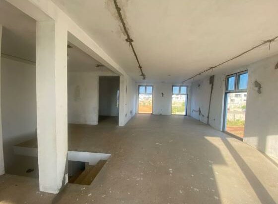 VENDE SE T4 COM 4 QUARTOS SUITES/MAPULENE