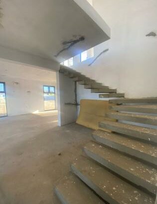 VENDE SE T4 COM 4 QUARTOS SUITES/MAPULENE