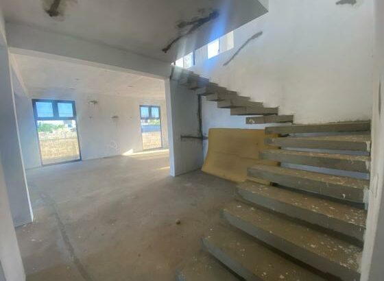 VENDE SE T4 COM 4 QUARTOS SUITES/MAPULENE