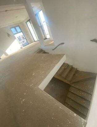 VENDE SE T4 COM 4 QUARTOS SUITES/MAPULENE