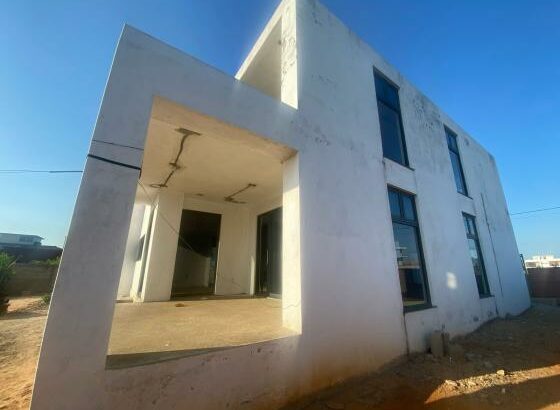 VENDE SE T4 COM 4 QUARTOS SUITES/MAPULENE