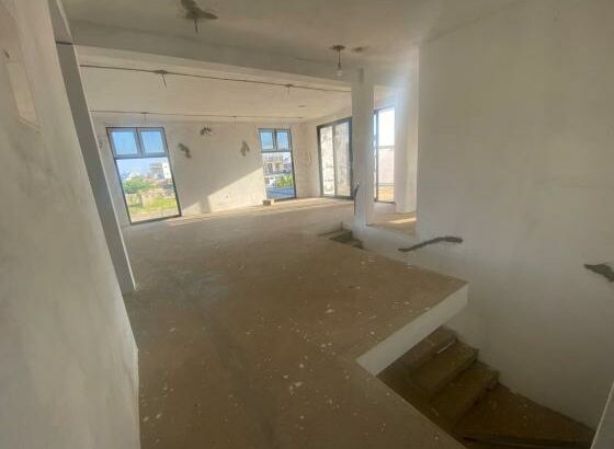 VENDE SE T4 COM 4 QUARTOS SUITES/MAPULENE