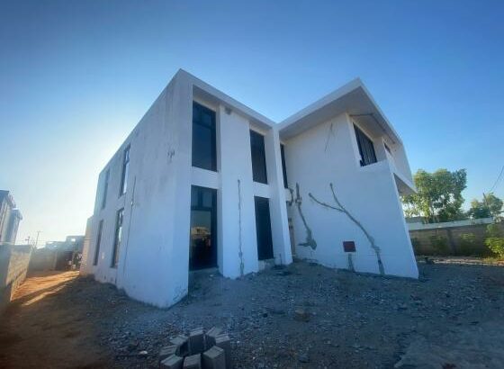 VENDE SE T4 COM 4 QUARTOS SUITES/MAPULENE