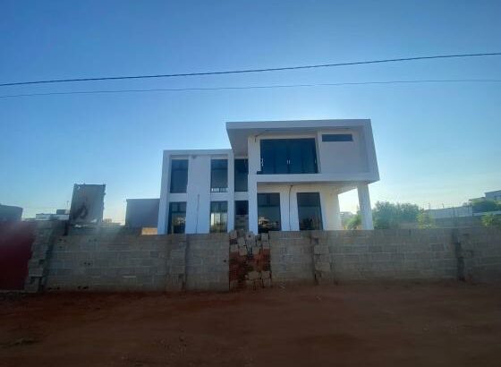 VENDE SE T4 COM 4 QUARTOS SUITES/MAPULENE