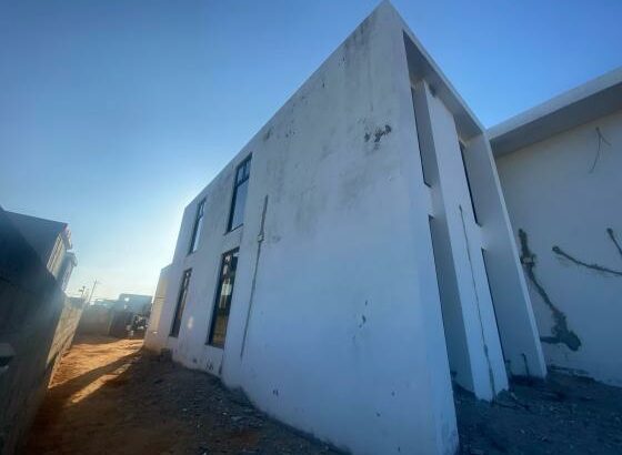 VENDE SE T4 COM 4 QUARTOS SUITES/MAPULENE