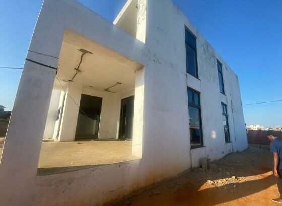 VENDE SE T4 COM 4 QUARTOS SUITES/MAPULENE