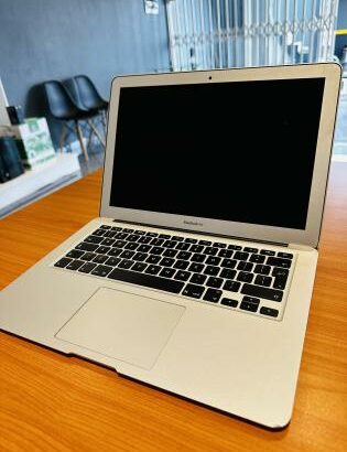 MacBook Air 2017 Limpinho  Intel Core I5 1.60 GHZ  8GB RAM  128 GB SSD NVME  13.3 Inch (1440×900) Intel HD Graphics 6000 1536MB Bateria Excelente  Car