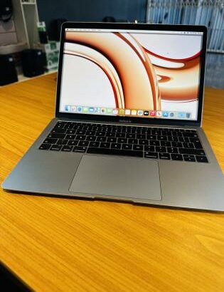 SEMI-NOVO MacBook Air 2019  Retina Display 13-Inch  1.6GHZ Intel core I5  8GB 2133MHZ 128  GB SSD  intel UHD Graphis 617 1536MB  Preço :45.000.00MT  ✅