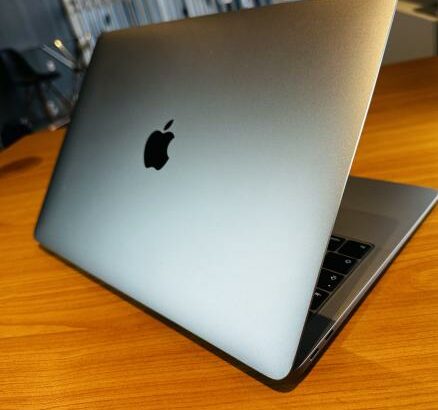 SEMI-NOVO MacBook Air 2019  Retina Display 13-Inch  1.6GHZ Intel core I5  8GB 2133MHZ 128  GB SSD  intel UHD Graphis 617 1536MB  Preço :45.000.00MT  ✅