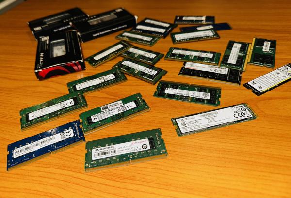 ✅SSD SATA 2.5  Marca Crucial 1TB Preço:5.500.00MT ✅(02)SSD 128 GB NVME PREÇO: 1.400.00MT ✅(03)Memória RAM 16 GB DDR4 SDRAM  4.500.00MT  ✅(05)Memória 0